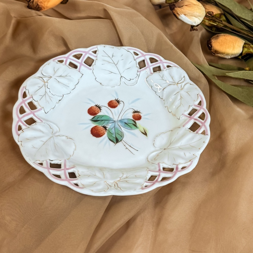Porcelain Plate with Strawberries‎